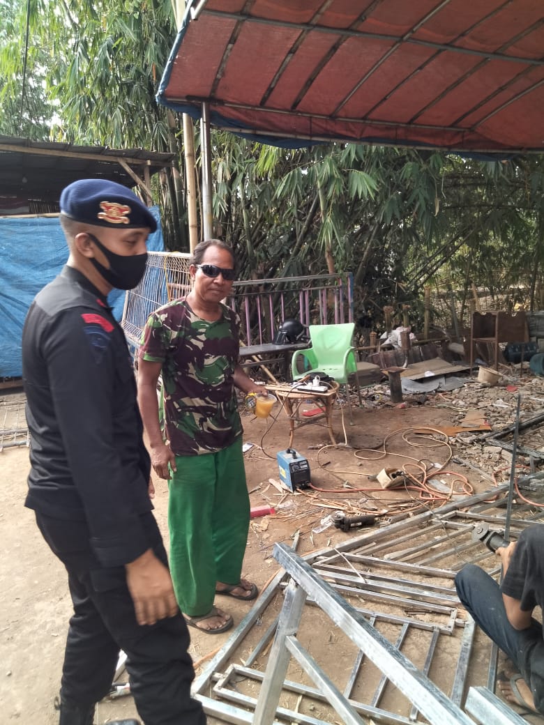 Nikmat Ramadhan, Satbrimob Polda Banten Bagikan Takjil kepada Masyarakat 