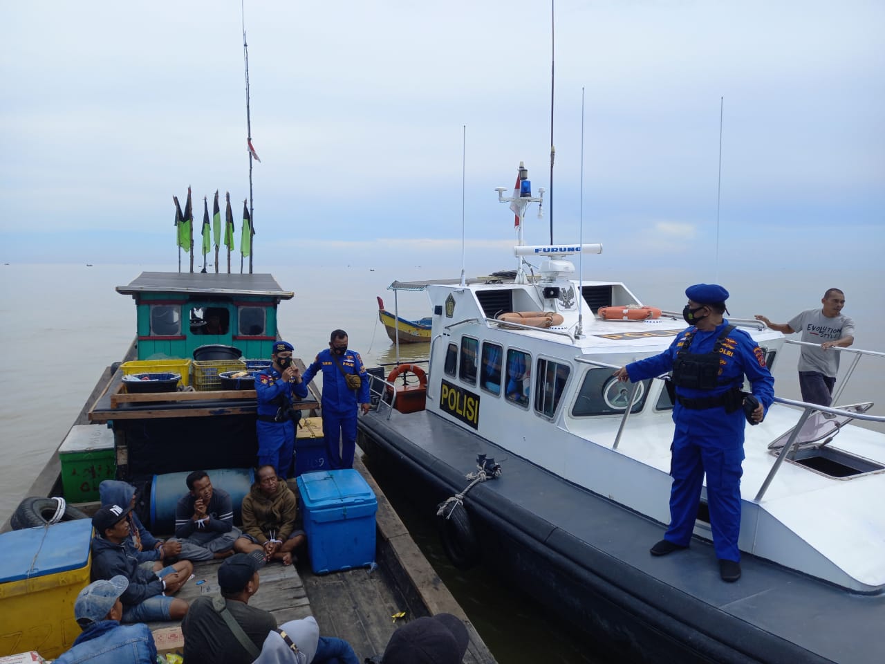 Polair Tanjung Balai Amankan 15 PMI Pulang dari Malaysia