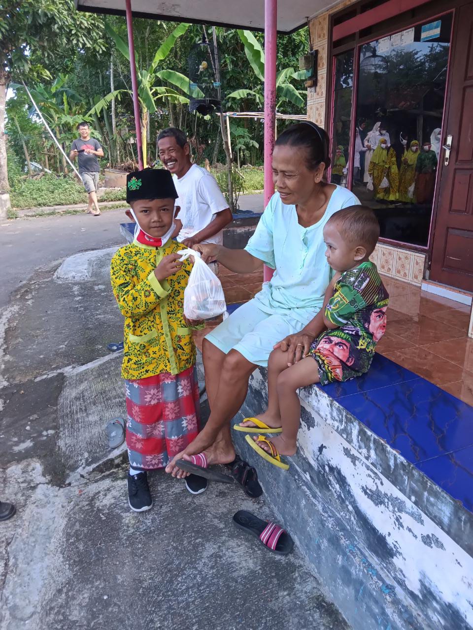 Di Bulan Suci Ramadhan Anak SDN2 Lemahbang Dewo di Ajarkan Shodaqoh