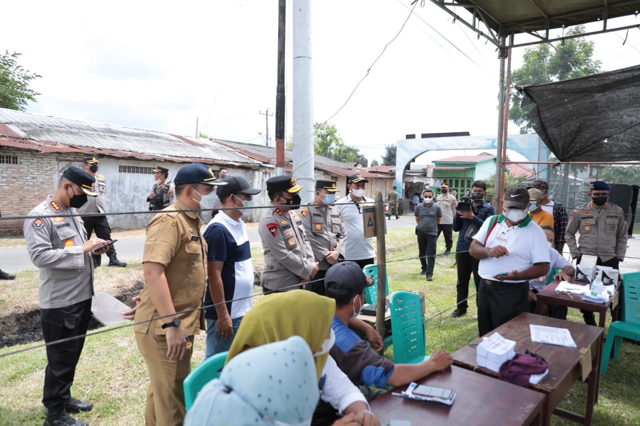 Kapolda Sumut Cek Pilkades Pastikan Berjalan Aman Medan Kapolda Sumut Irjen Pol Rz Panca Putra Simanjuntak Mengecek Pelaksanaan Pemilihan Kepala Desa Pilkades Serentak di Medan Deliserdang