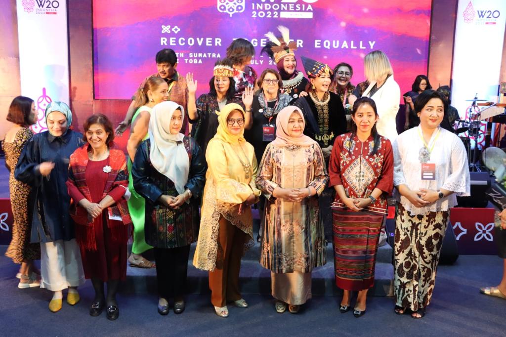 Ketua Bhayangkari Daerah Sumatera Utara Hadiri Dinner and Kultural Night W-20 Summit 2022