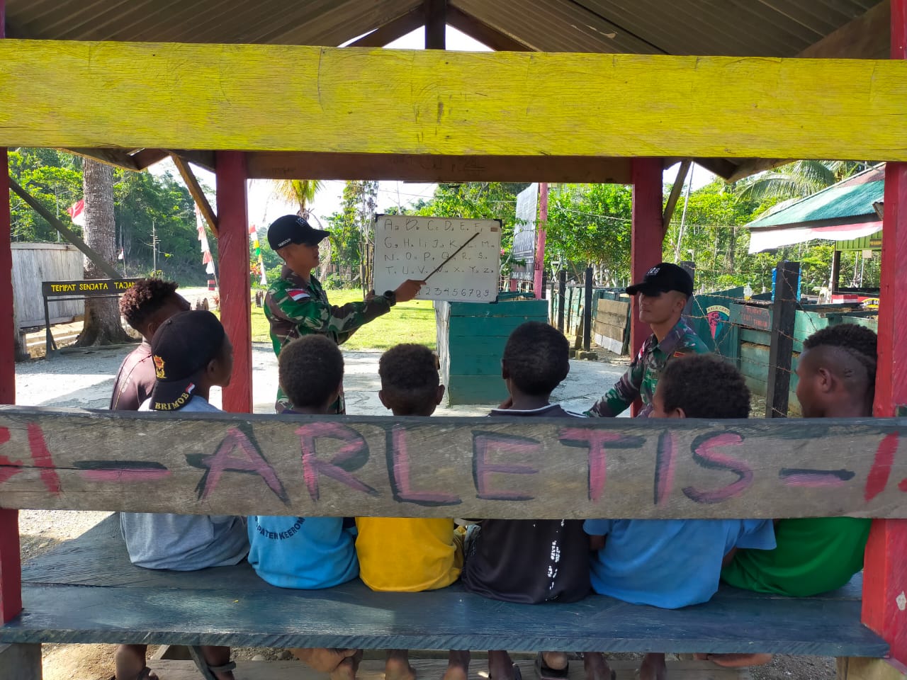 Pos Satgas Yonif 126/KC di Serbu Anak – anak Perbatasan Papua