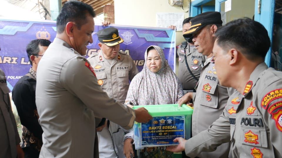 Sambut Hari Lalu Lintas Bhayangkara ke-67, Polres Cianjur Melaksanakan Bakti Sosial