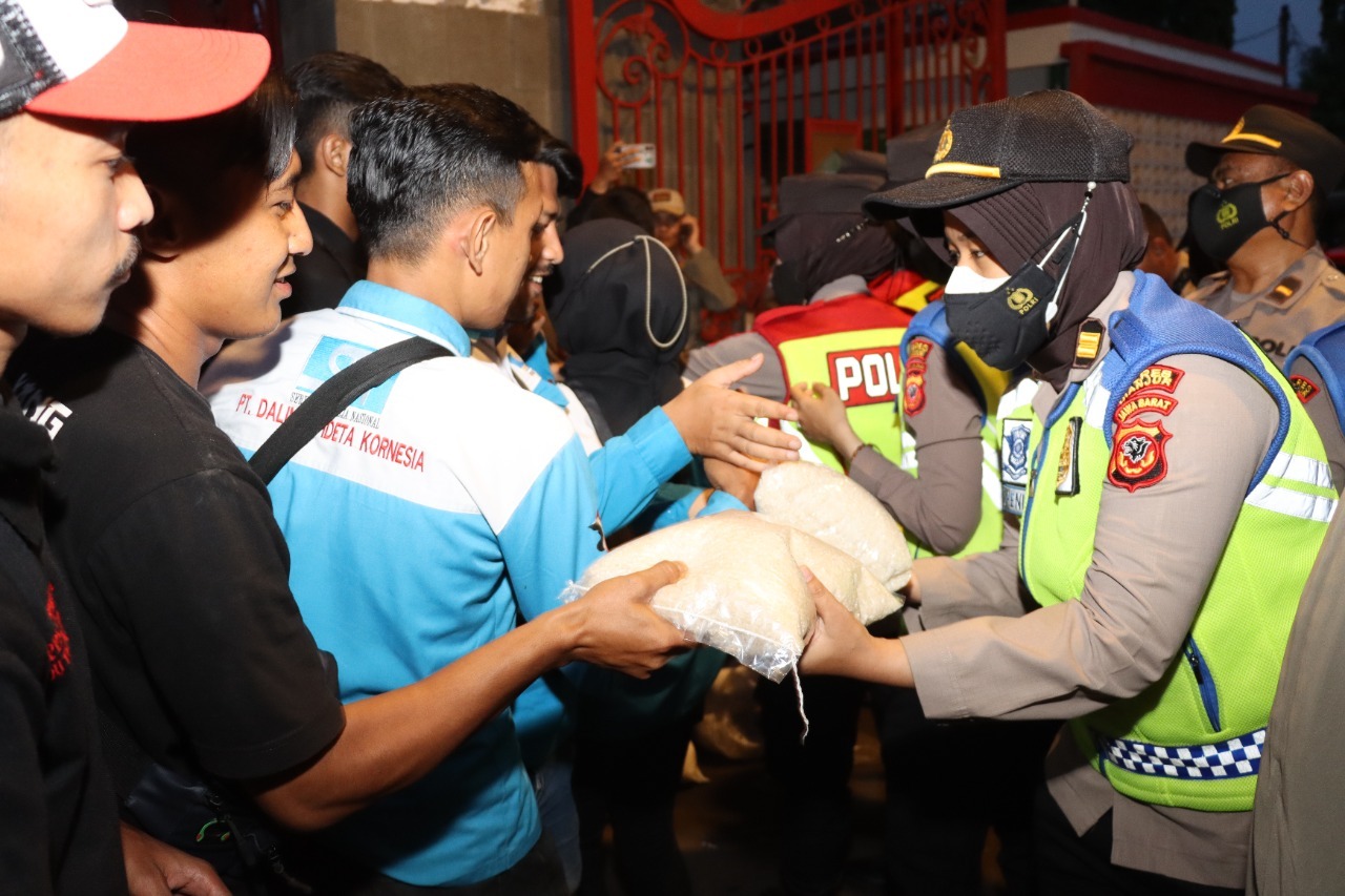 Personel Polres Cianjur Bagikan Minuman dan Beras ke Massa Aksi Tolak Kenaikan BBM