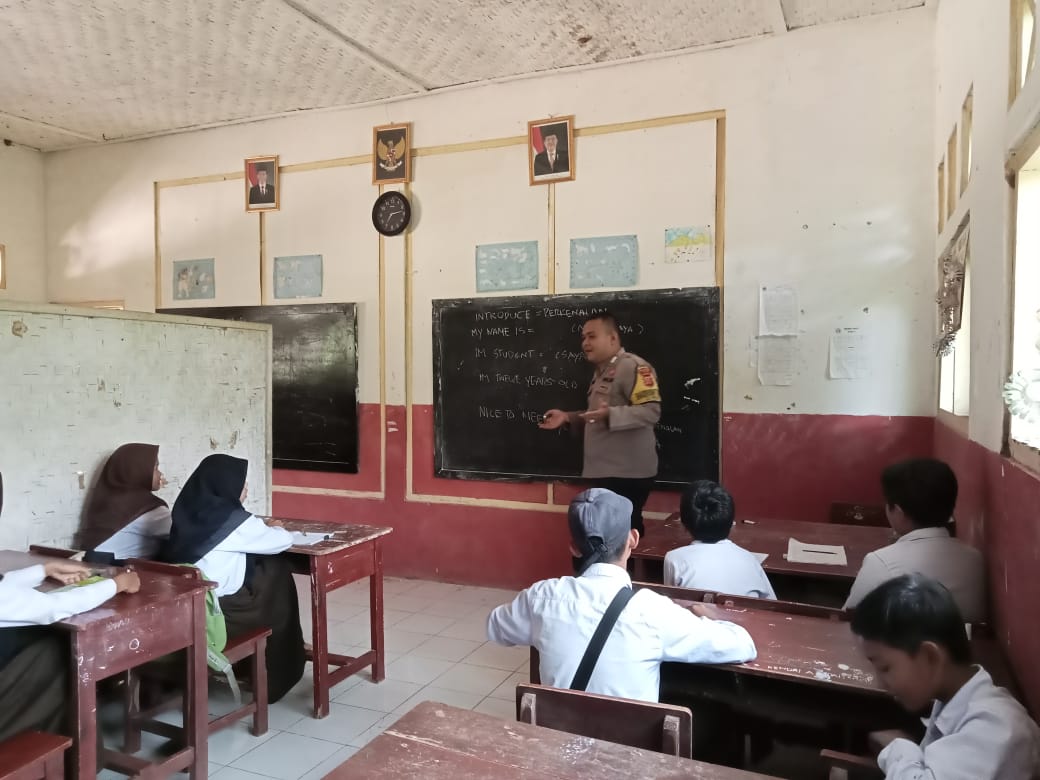 Bhabinkamtibmas Polsek Mande Polres Cianjur Beri Pembelajaran Bahasa Inggris kepada siswa sekolah MIS Al-Jihad