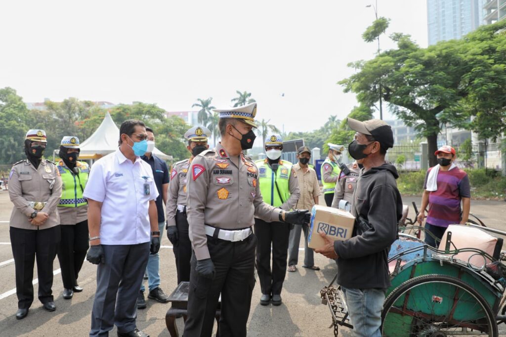 Korlantas Polri 1.000 paket sembako dibagikan untuk tukang becak