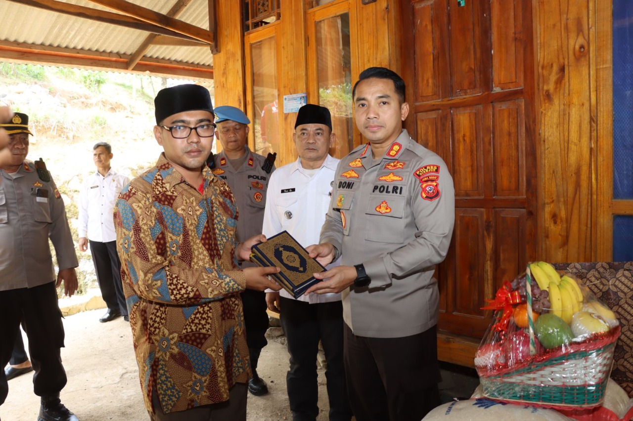 Kapolres Cianjur Melaksanakan Peninjauan Pondok Pesantren Darul Ikhlas yang Mengalami Bangunan Roboh