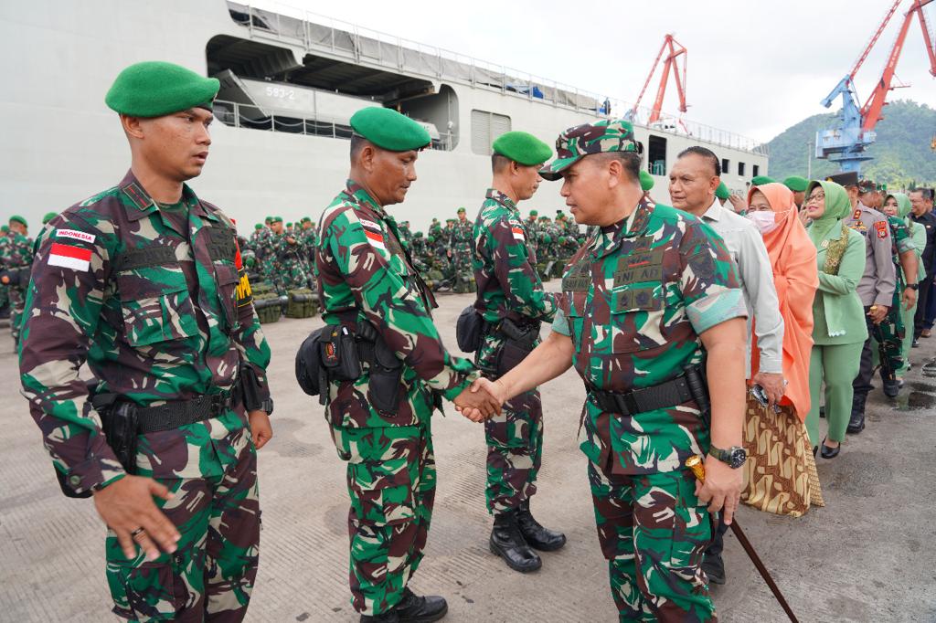 SATGAS PAMTAS DARAT RI-PNG SEKTOR UTARA YONIF 143/TWEJ DIBERANGKATKAN PANGDAM II/SWJ