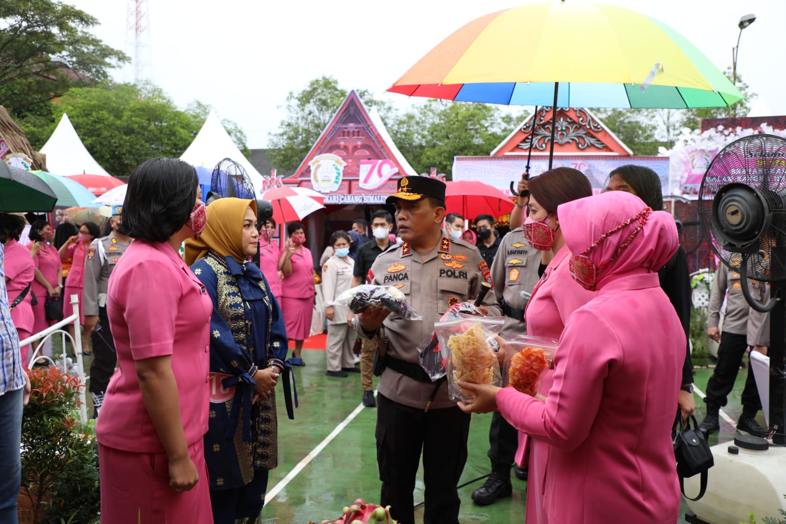 Dukung UMKM, Bhayangkari Polda Sumut gelar Bazar. 