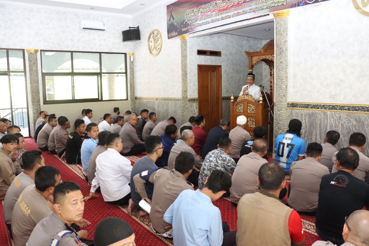 Polres Cianjur Bersama Viking Underground Cianjur Gelar Sholat Ghaib dan Doa Bersama untuk Korban Tragedi Kanjuruhan