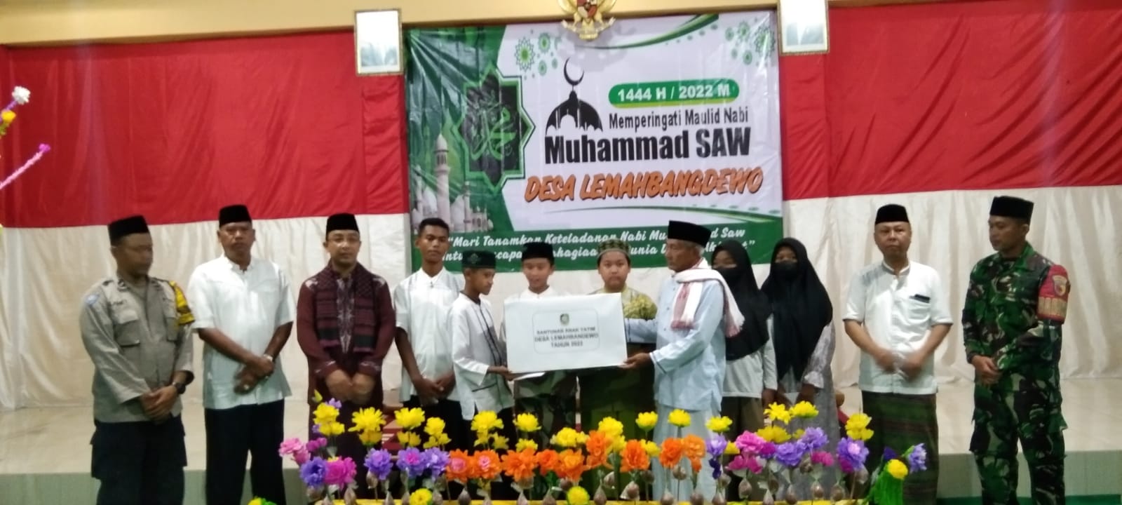 Pemdes Lemahbang Dewo Memberikan Santunan Kepada Anak Yatim di Acara Memperingati Maulid Nabi Muhammad SAW 