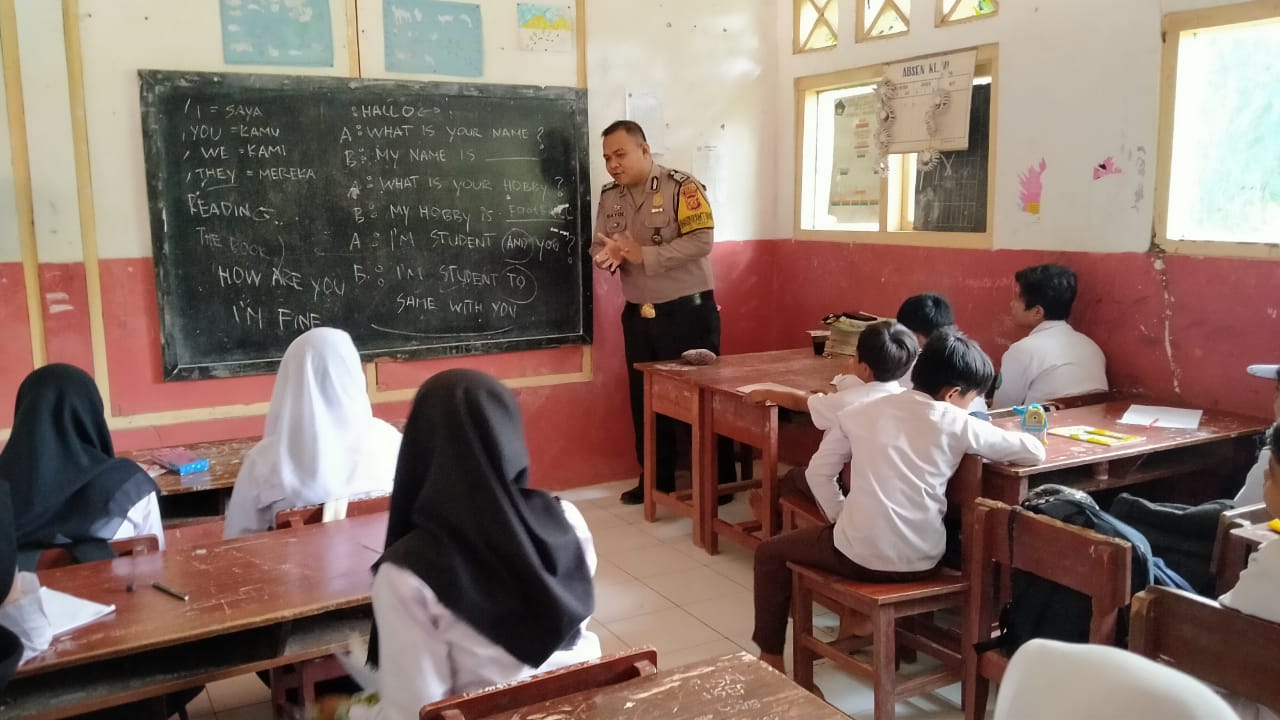 Bhabinkamtibmas Polsek Mande Polres Cianjur Beri Pembelajaran Bahasa Inggris kepada siswa sekolah MIS Al-Jihad