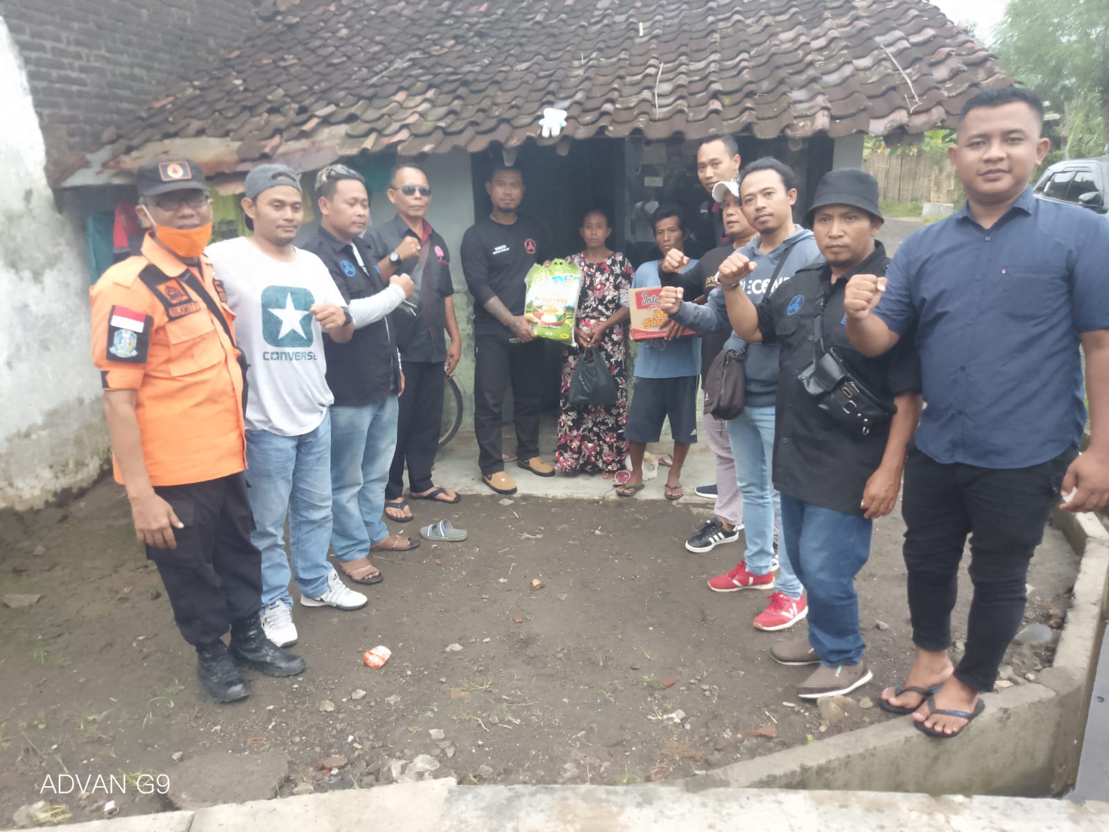 King kobra Banyuwangi ( laskar Bali shanti)dan BPBD baksos memberikan bantuan korban banjir dibanyuwangi