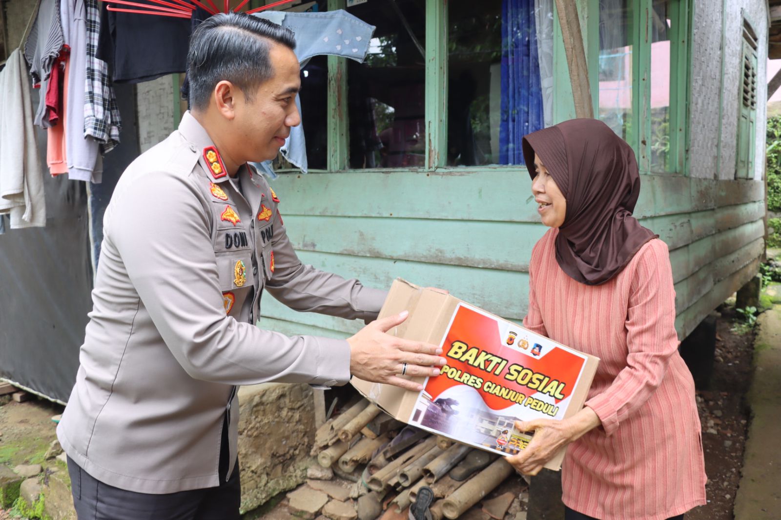 Peduli Sesama, Kapolres Cianjur Bagikan Sembako Kepada Warga Kurang Mampu