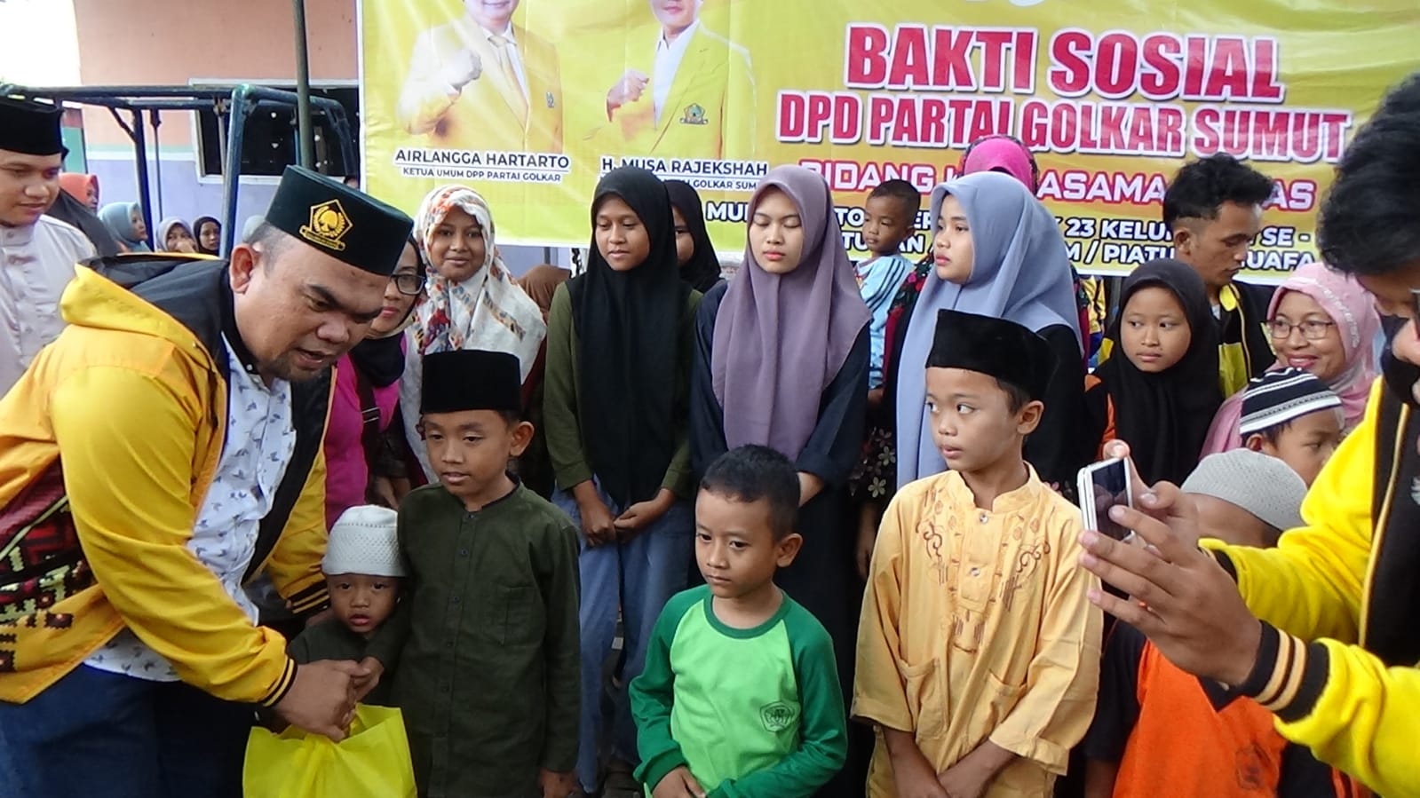 HUT Ke 58, DPD Partai Golkar Berikan 58 paket Sembako Bagi Kaum Duafa, Santuni Anak Yatim Serta Adakan Pasar Murah 