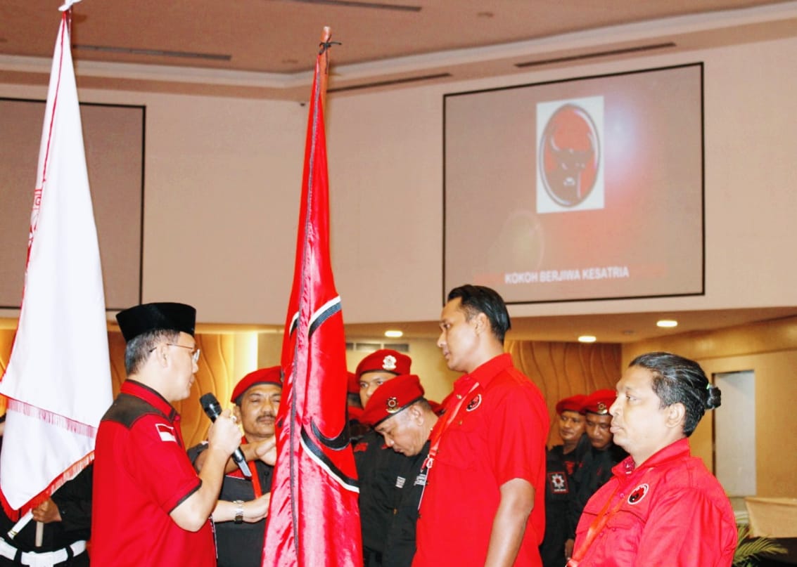 DPC PDI Perjuangan Kota Medan Melantik Mantan Pemain Bola Nasional Dedy Key Menjadi Ketua Gerakan Nelayan Tani Indonesia.