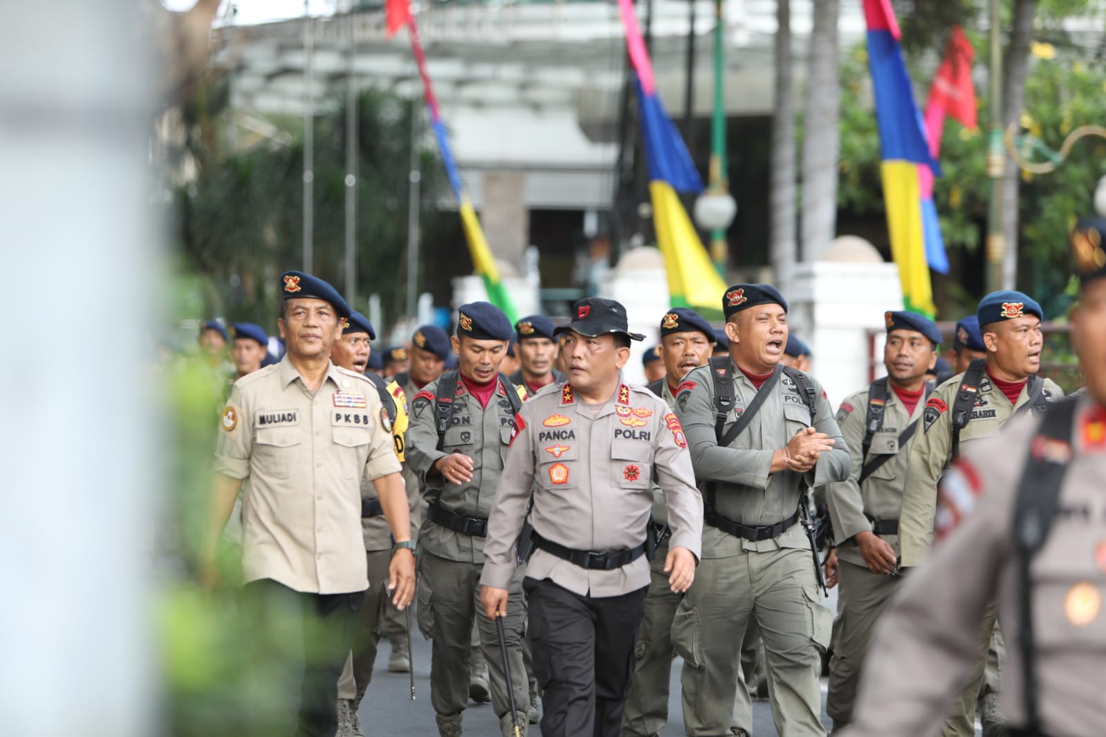 Pasukan Brimob Longmarch Pataka Perpindahan Mako Brimob