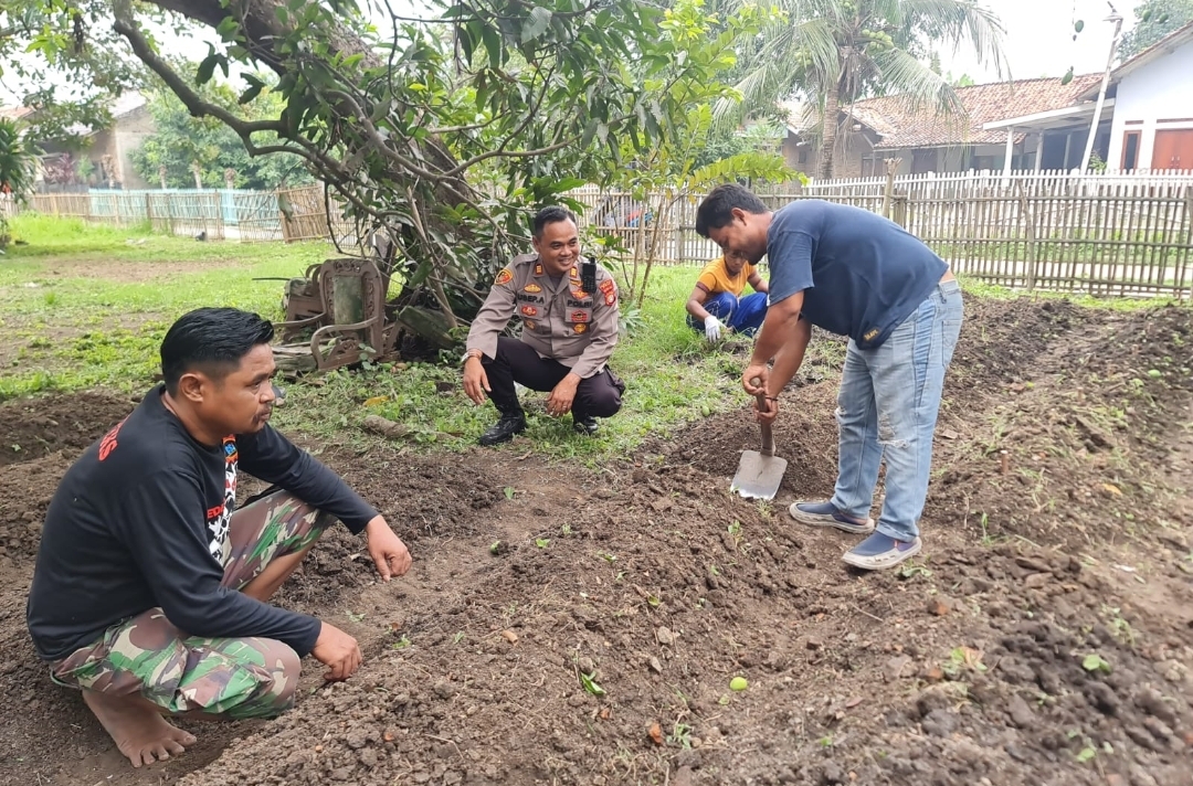 Dalam Mendukung Ketahanan Pangan Kapolsek Pebayuran Bersilaturahmi Dengan Para Petani Dan Tokoh Masyarakat di Kampung Babakan RT 01/03 Kelurahan Kertasari Kecamatan Pebayuran.