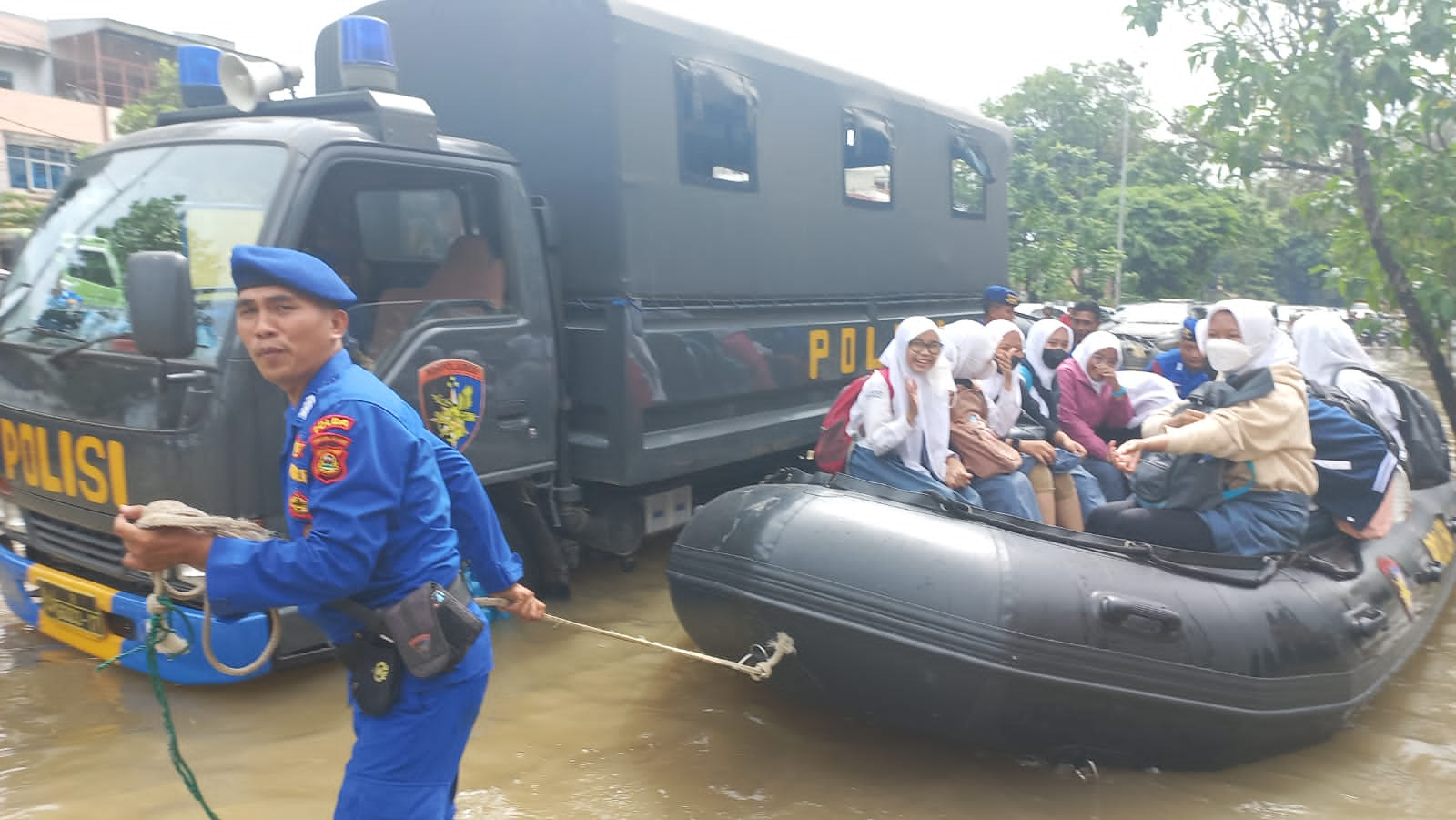 Bantu Pelajar dan Masyarakat Akibat Banjir, Polairud Polda Sumsel Turunkan 2 Perahu Karet