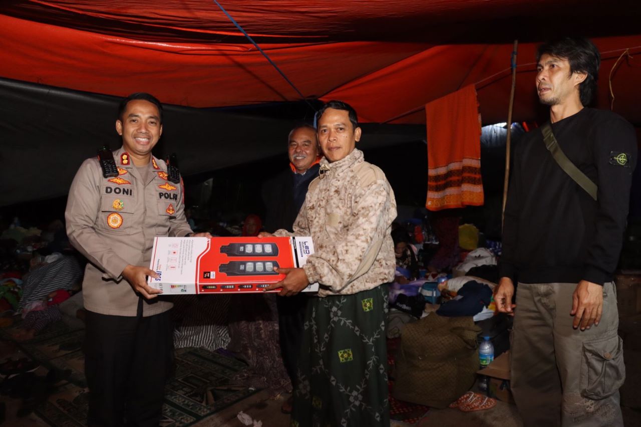 Kapolres Cianjur Salurkan Logistik Kepada Korban Bencana Gempa Bumi