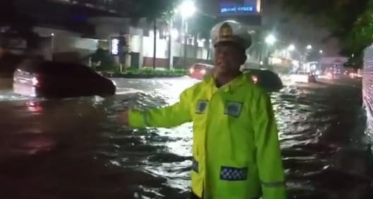 Hujan Deras 3 Jam, Sejumlah Ruas Jalan Di Medan Kebanjiran “Polisi Turun Bantu Warga