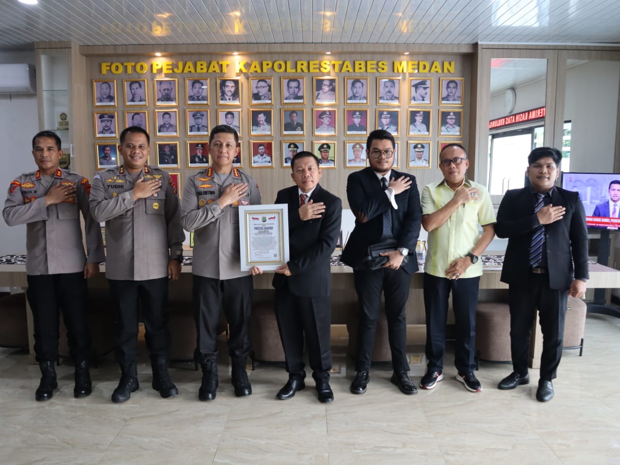 Polrestabes Medan Raih Presisi Award dari Lemkapi 