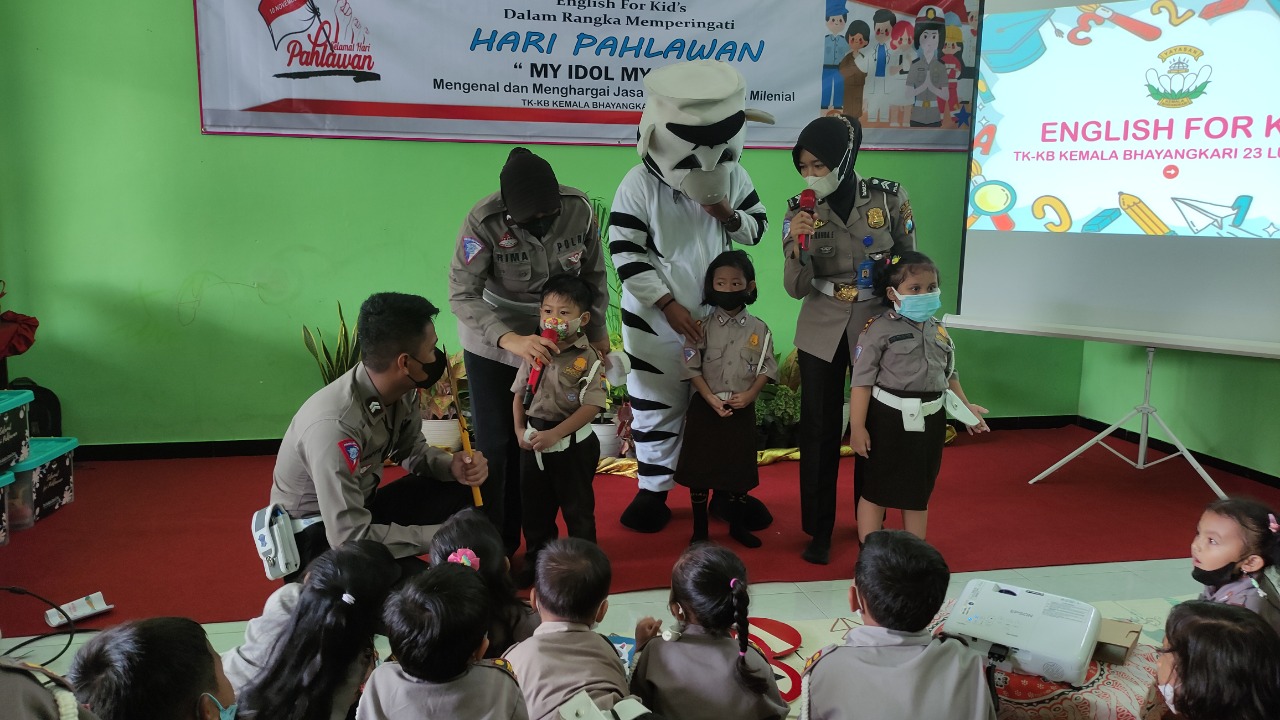 Satlantas Polres Lumajang Gelar English day For Kids di TK Bhayangkari 23