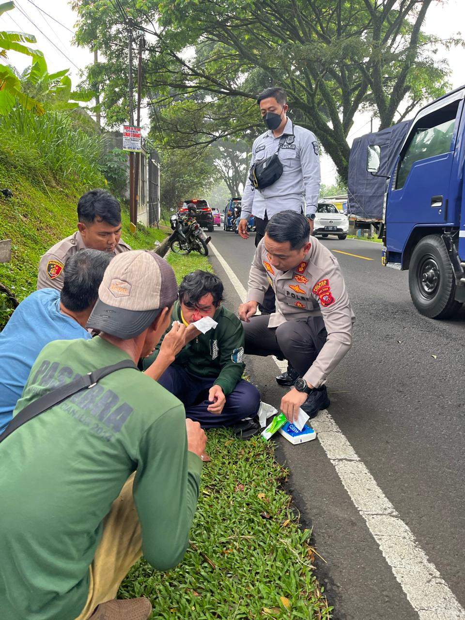 Aksi Humanis, Kapolres Cianjur Bantu Dan Evakuasi Korban Laka Lantas Tunggal