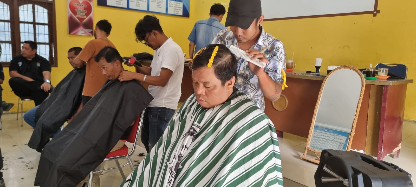 Pangkas Gratis oleh anak anak mantan Korban Penyalahguna Narkoba yang telah menerima Pelatihan Barbershop dari Program Bakesbangpol Provsu