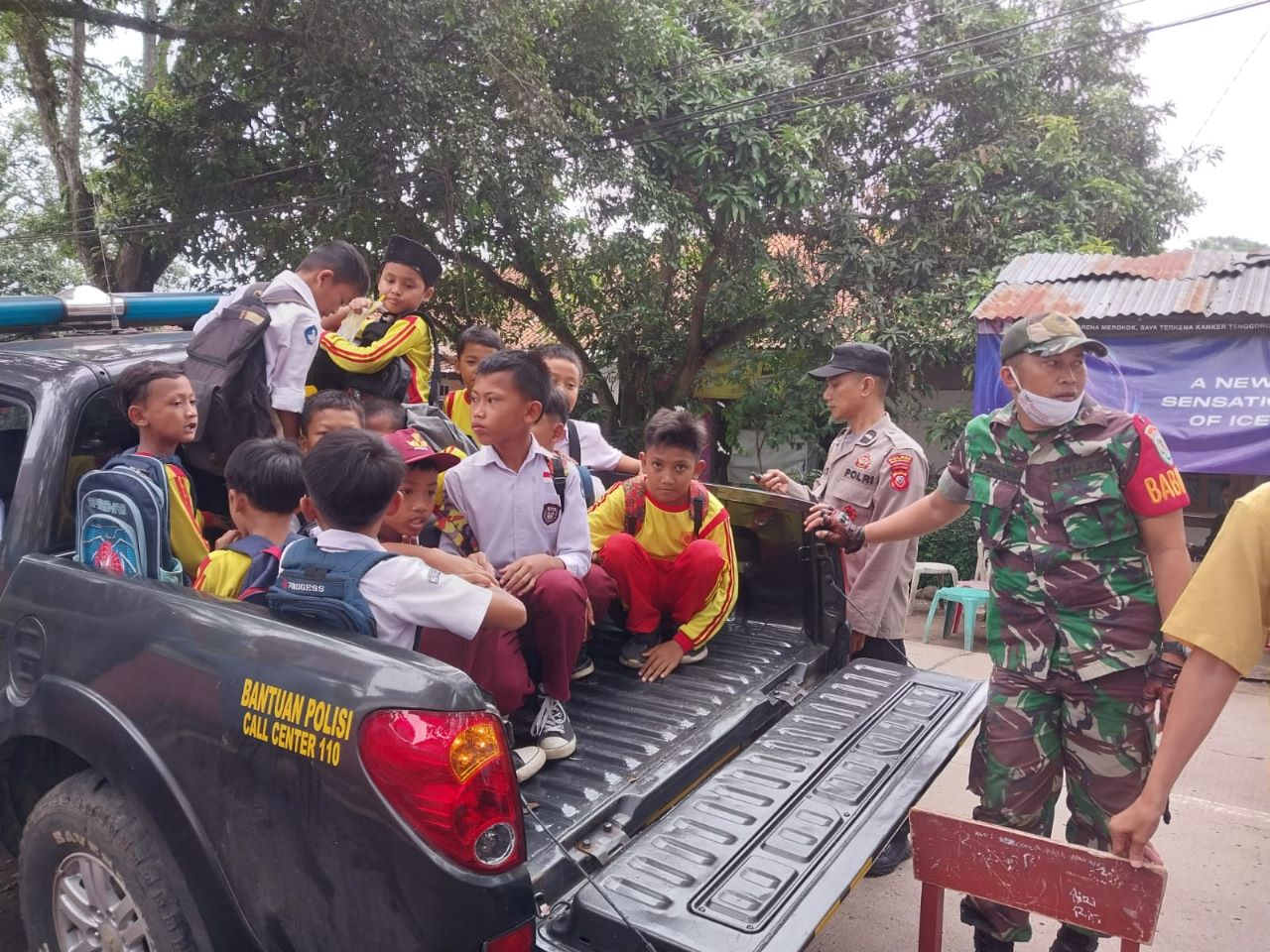 Peduli Anak Sekolah, Bhabinkamtibmas Antar Anak Pulang Sekolah dengan Mobil Patroli