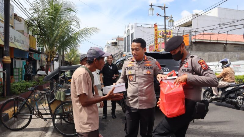 Jumat Berkah, Polres Cianjur Ajak Siswa Latja SPN Polda Jabar Bagikan Nasi Kotak Kepada Masyarakat