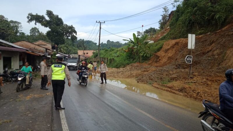 Longsor Terjadi di Jalur Lintas Medan-Berastagi, Polsek Pancur Batu Turun Tangan 