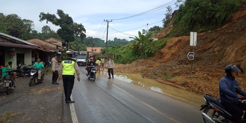 Longsor Terjadi di Jalur Lintas Medan-Berastagi, Polsek Pancur Batu Turun Tangan 