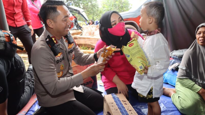 Kapolres Cianjur Salurkan Logistik Kepada Korban Bencana Gempa Bumi