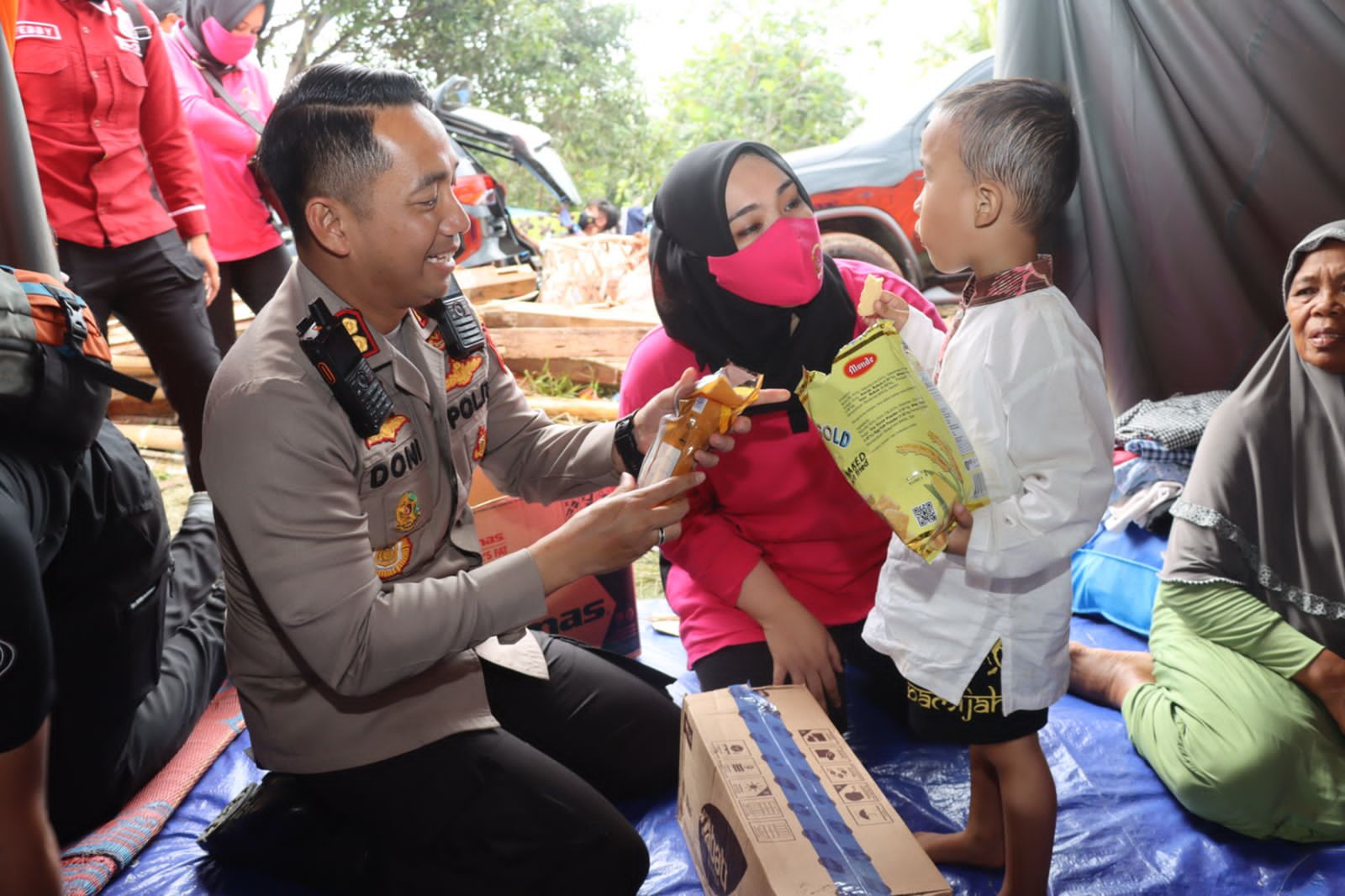 Kapolres Cianjur Salurkan Logistik Kepada Korban Bencana Gempa Bumi