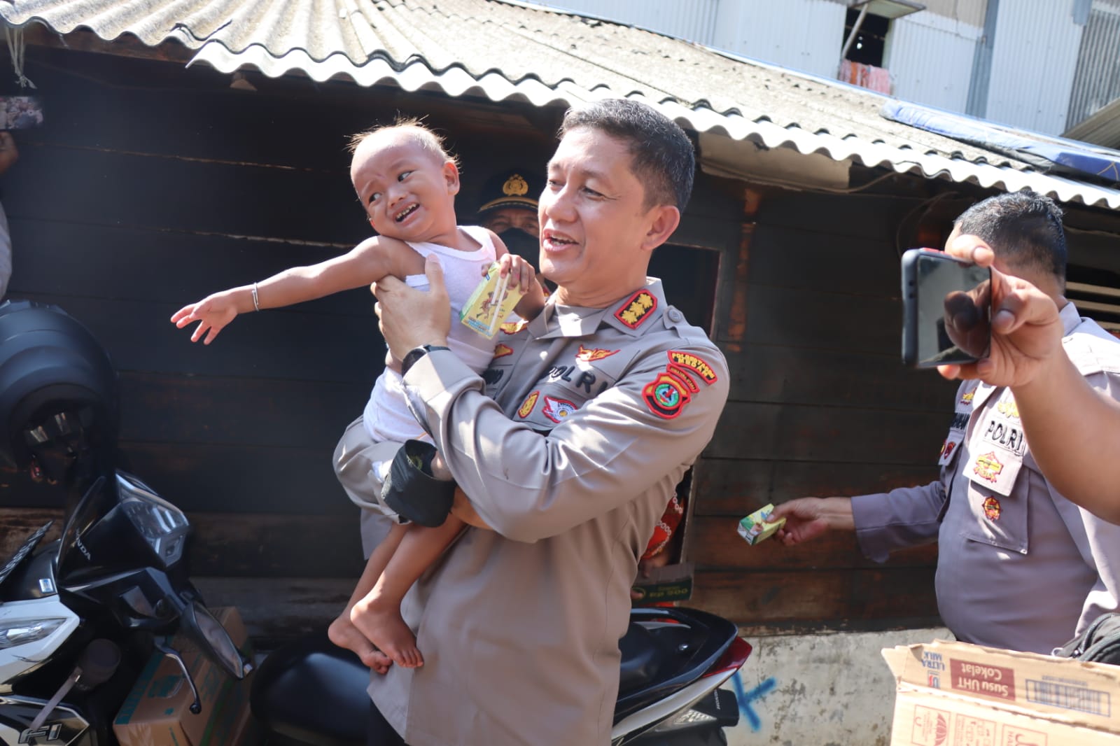 Kapolrestabes Medan Kunjungi dan Beri Bantuan Pangan Buat Warga Penderita Stunting di Belawan 