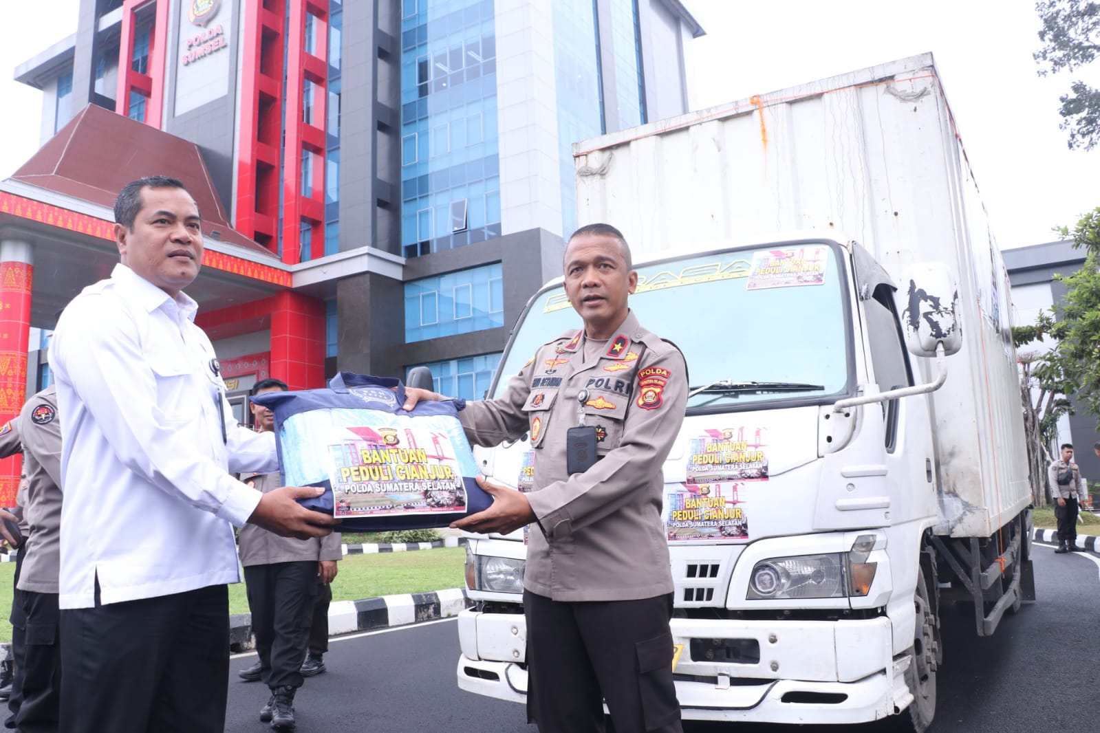 Peduli Korban Gempa Bumi di Cianjur, Polda Sumsel Salurkan Bantuan