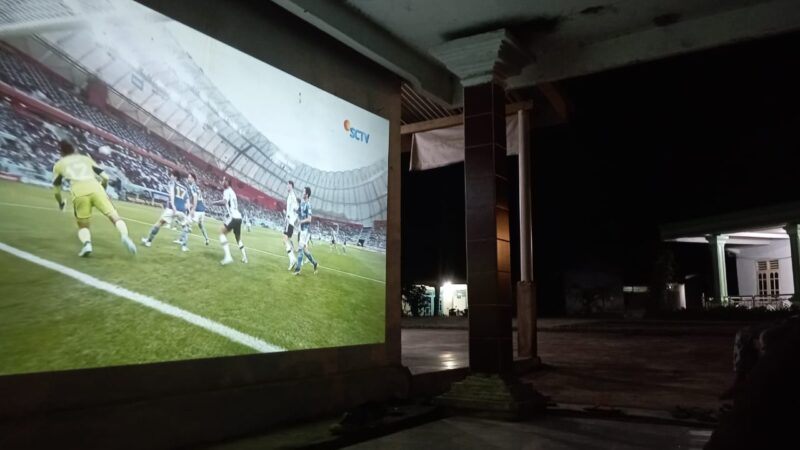 Warga Langgen OKU Timur Nonton Bareng Ala Kak Fandy Fink