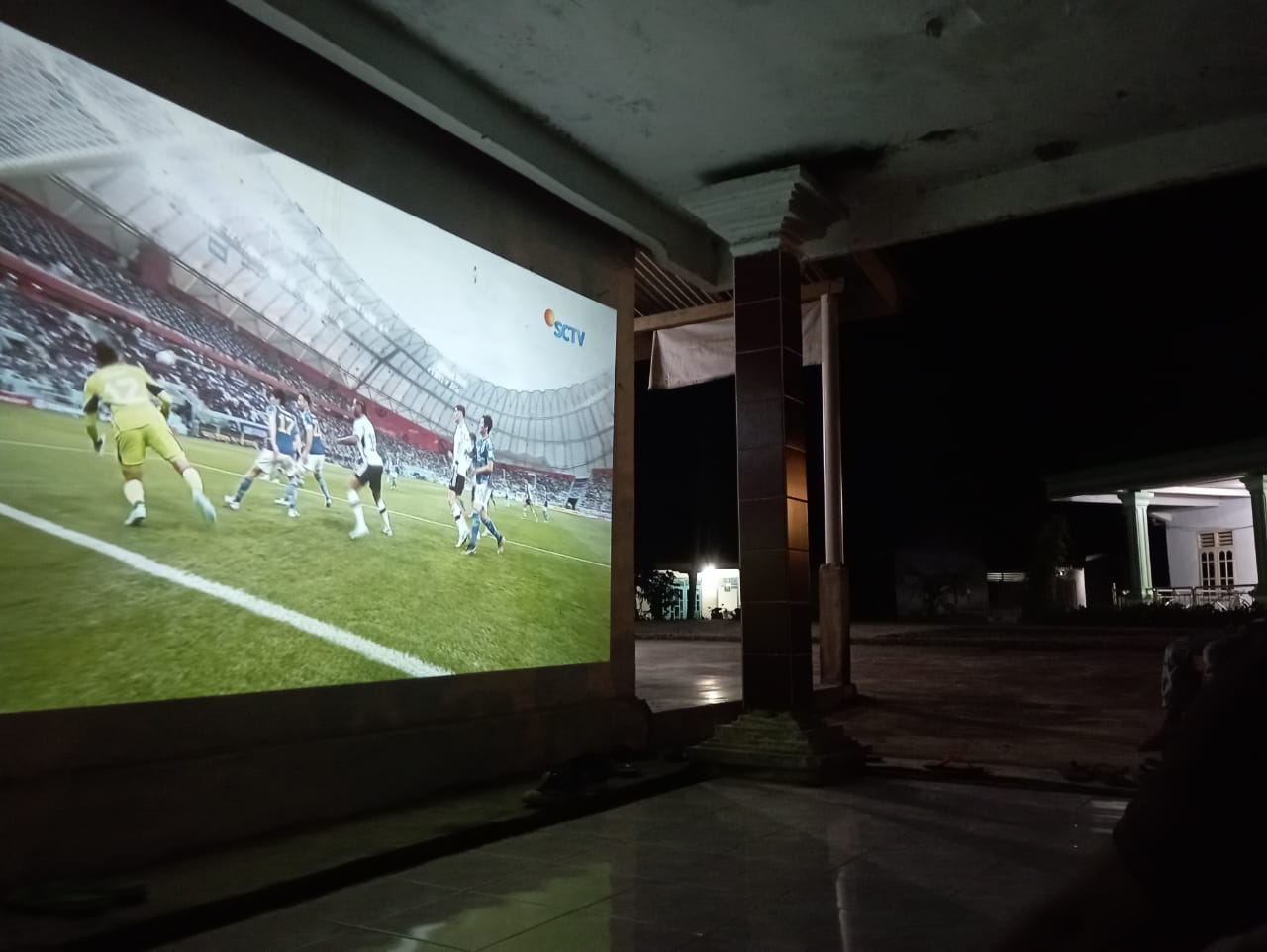 Warga Langgen OKU Timur Nonton Bareng Ala Kak Fandy Fink