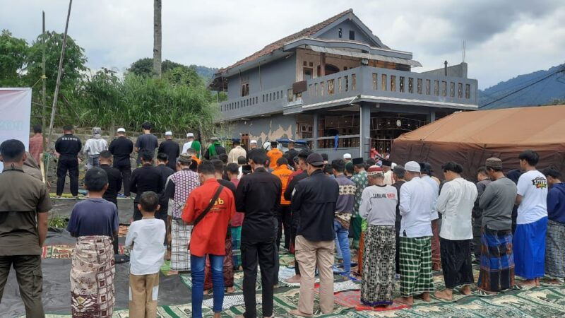 Polri Gelar Salat Jumat dan Salat Gaib Berjamaah di Lokasi Gempa Cianjur