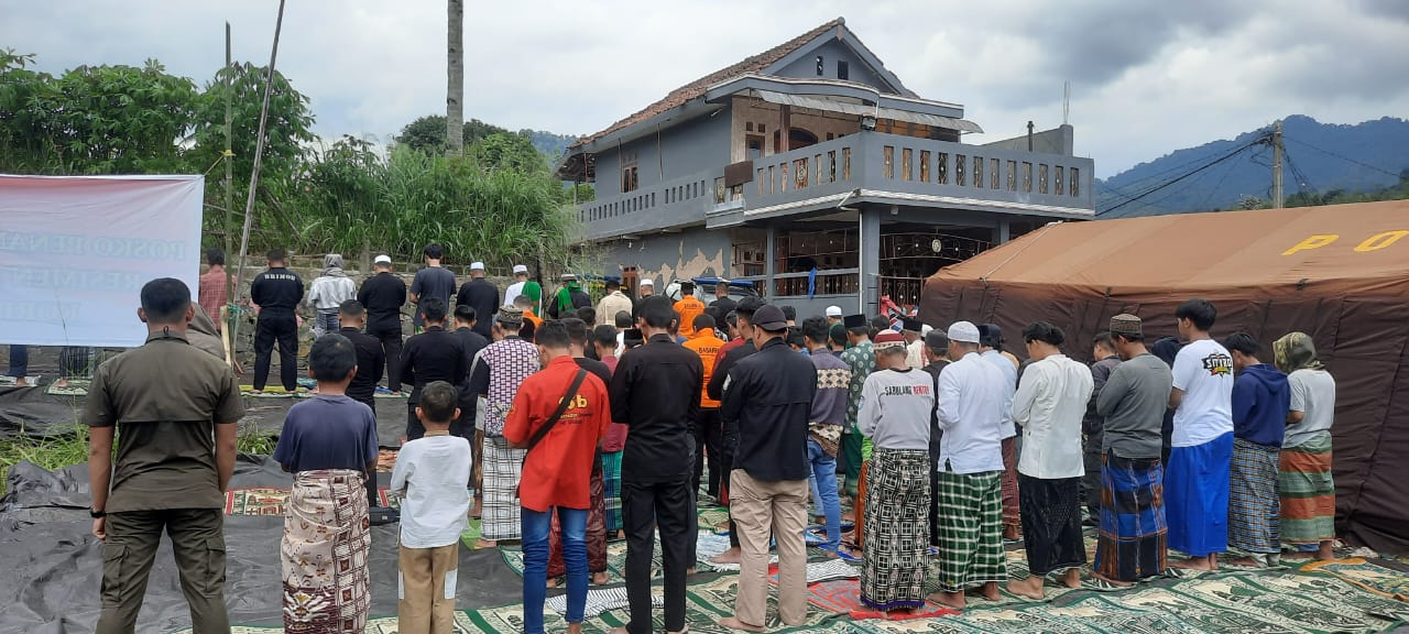 Polri Gelar Salat Jumat dan Salat Gaib Berjamaah di Lokasi Gempa Cianjur