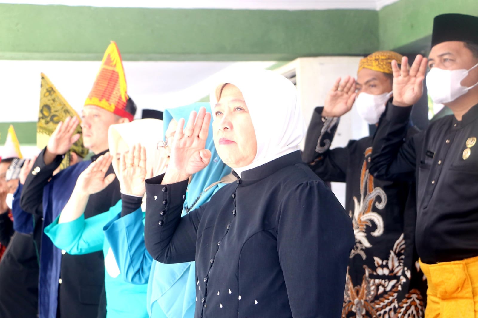 Peringatan Hari Guru, Dirut PUD Pasar Ikuti Upacara di Lapangan Benteng