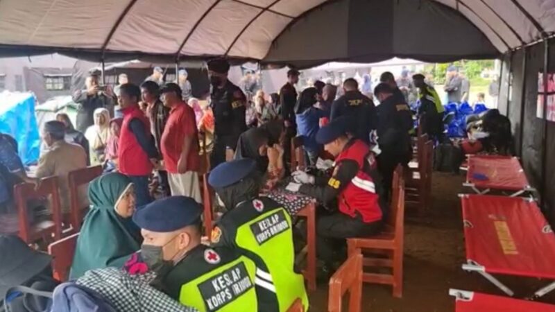 Tim medis Brimob Polri jemput bola beri pelayanan kesehatan pengungsi gempa Cianjur