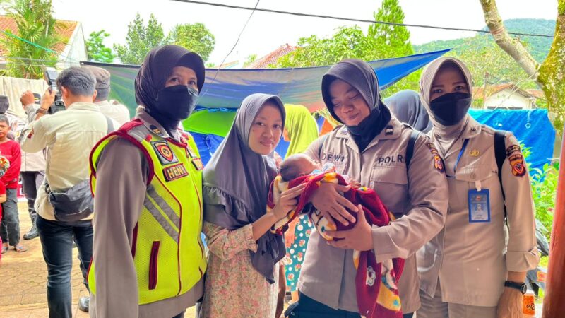 Polwan Polres Cianjur Gendong Bayi Korban Bencana Gempa Cianjur