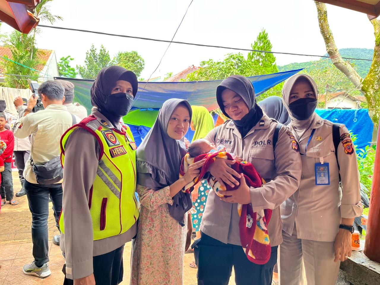 Polwan Polres Cianjur Gendong Bayi Korban Bencana Gempa Cianjur