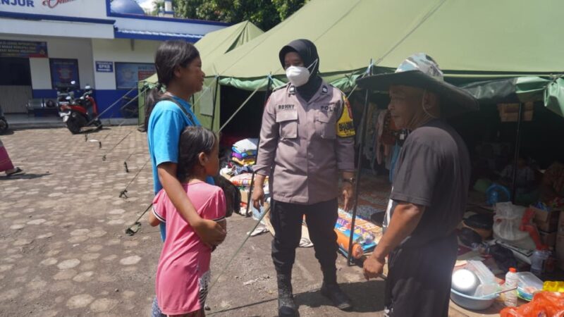 Rumahnya Hancur Akibat Gempa Cianjur, Polwan Bhabinkamtibmas Ini Tetap Jalani Tugas Layani Masyarakat