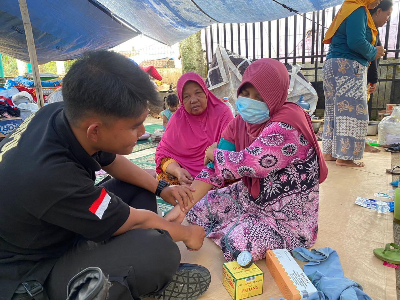 Jaga Kesehatan Warga Pengungsi Gempa Cianjur, Si Dokkes Polres Cianjur Cek Keslap di Tenda Tenda Pengungsian