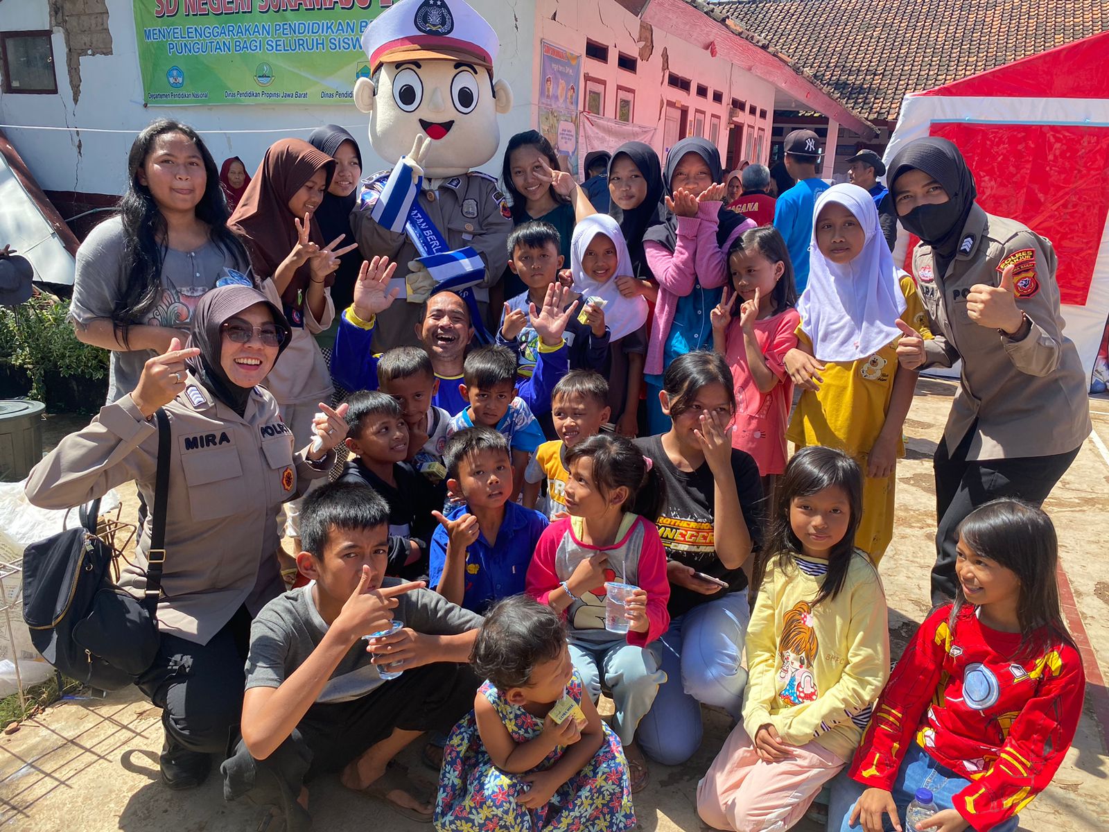 Badut Polisi Beraksi, Polres Cianjur Hibur Anak-Anak Korban Gempa Bumi Cianjur