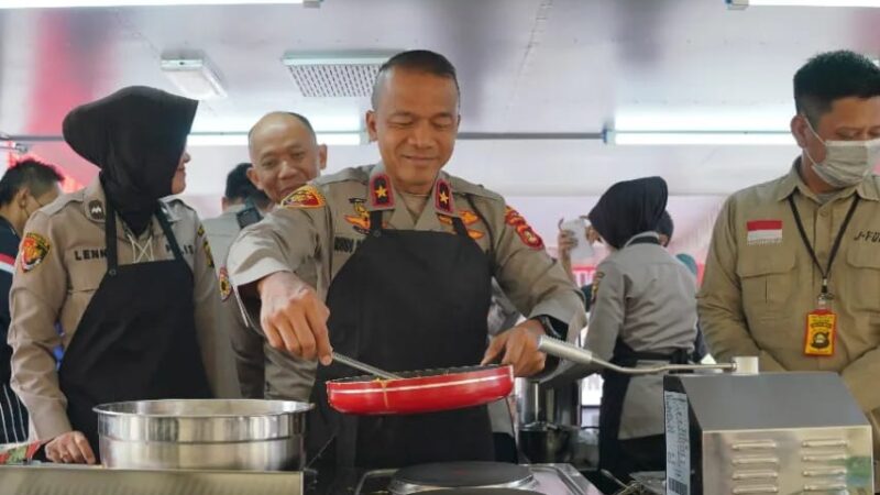 Wakapolda Sumsel Masak Nasi Goreng 200 Porsi Saat Cek Dapur Lapangan 