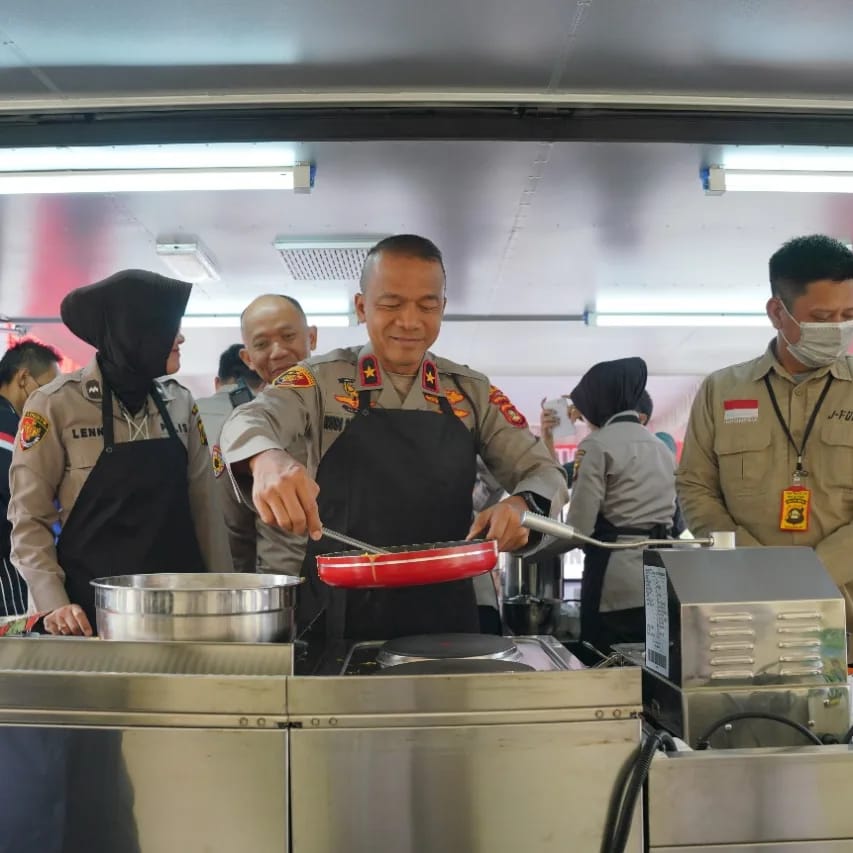 Wakapolda Sumsel Masak Nasi Goreng 200 Porsi Saat Cek Dapur Lapangan 